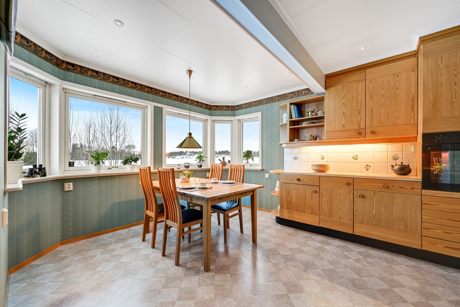 Vi fortsetter inn på boligens store kjøkken/allrom Galleribilde