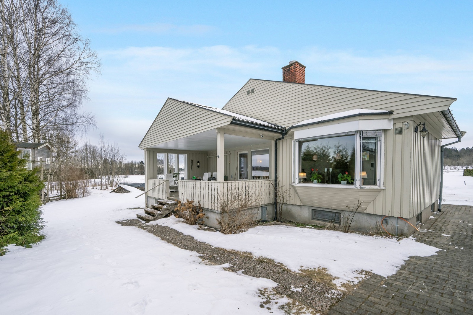 Da avslutter vi rundturen med noen vinterbilder av fasaden og bilder av nærområdet Galleribilde