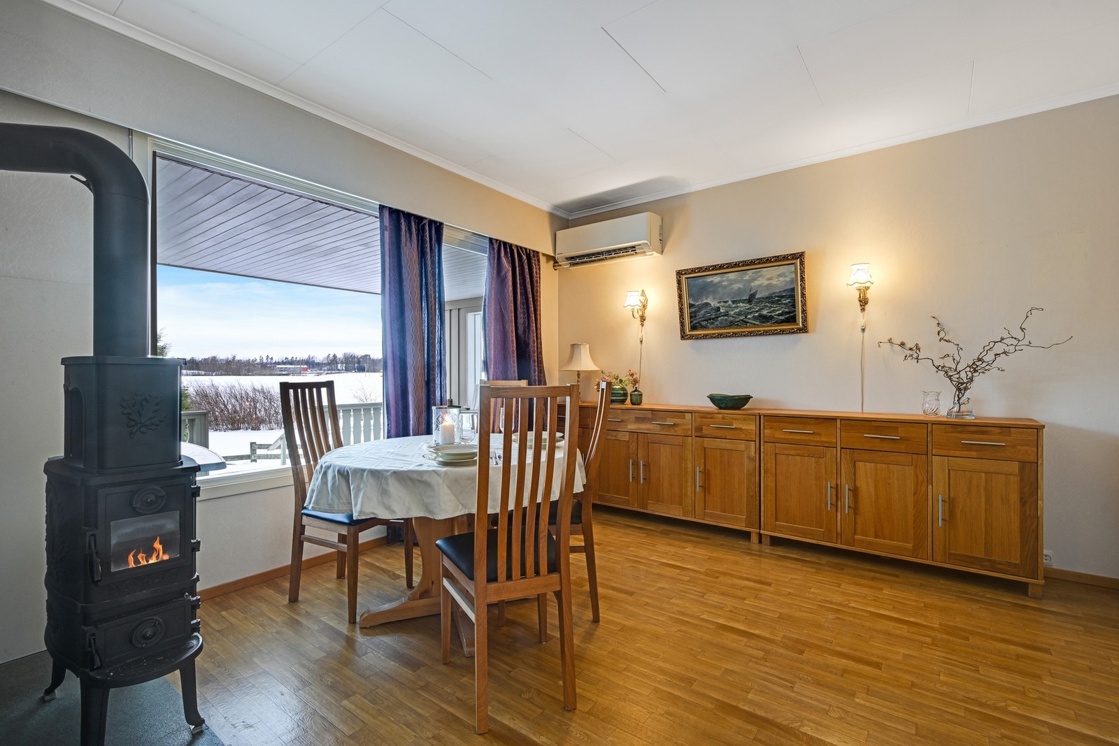 Fra spisestua er det utgang til terrasse Galleribilde