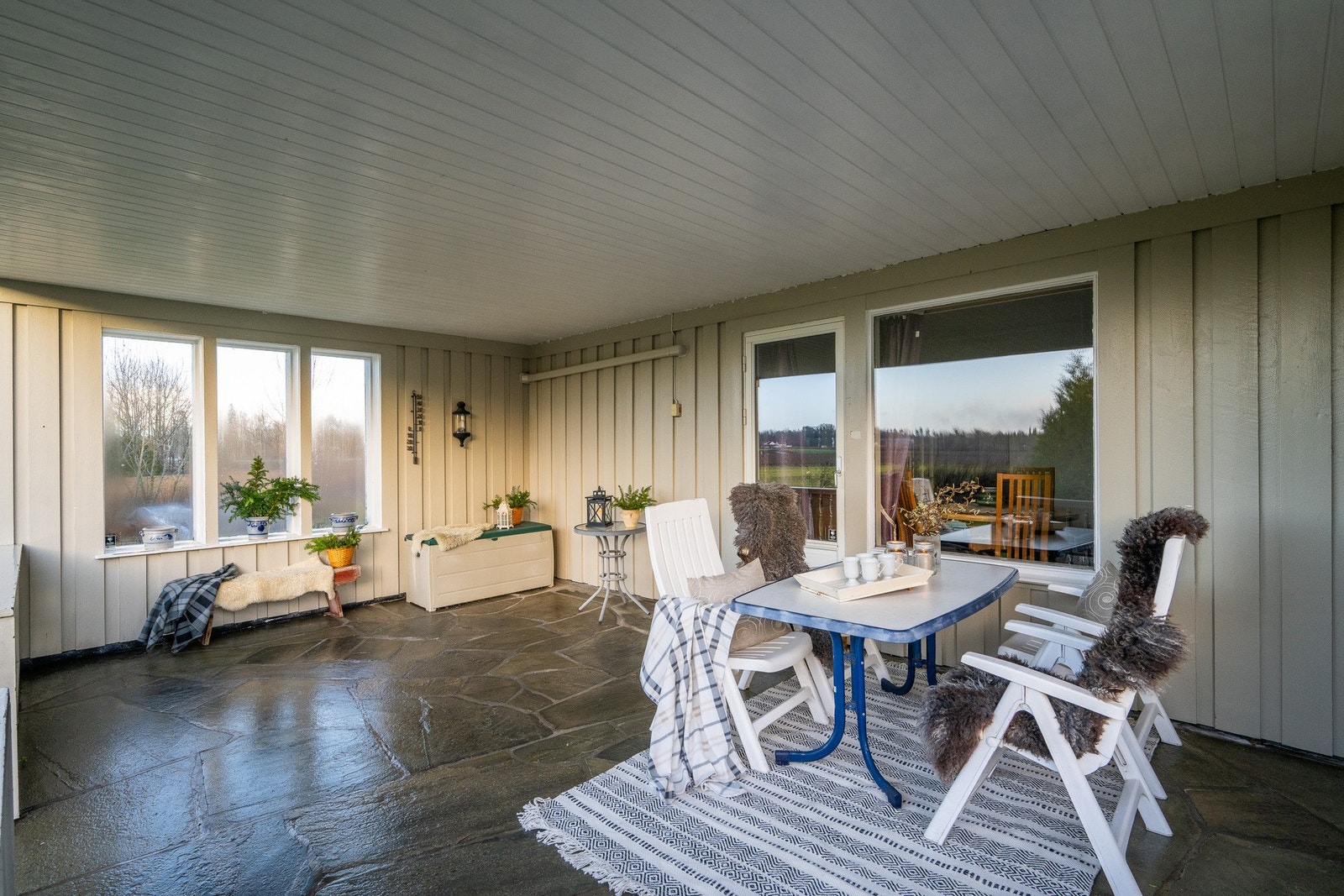 Terrassen er overbygget og har skiferfliser Galleribilde