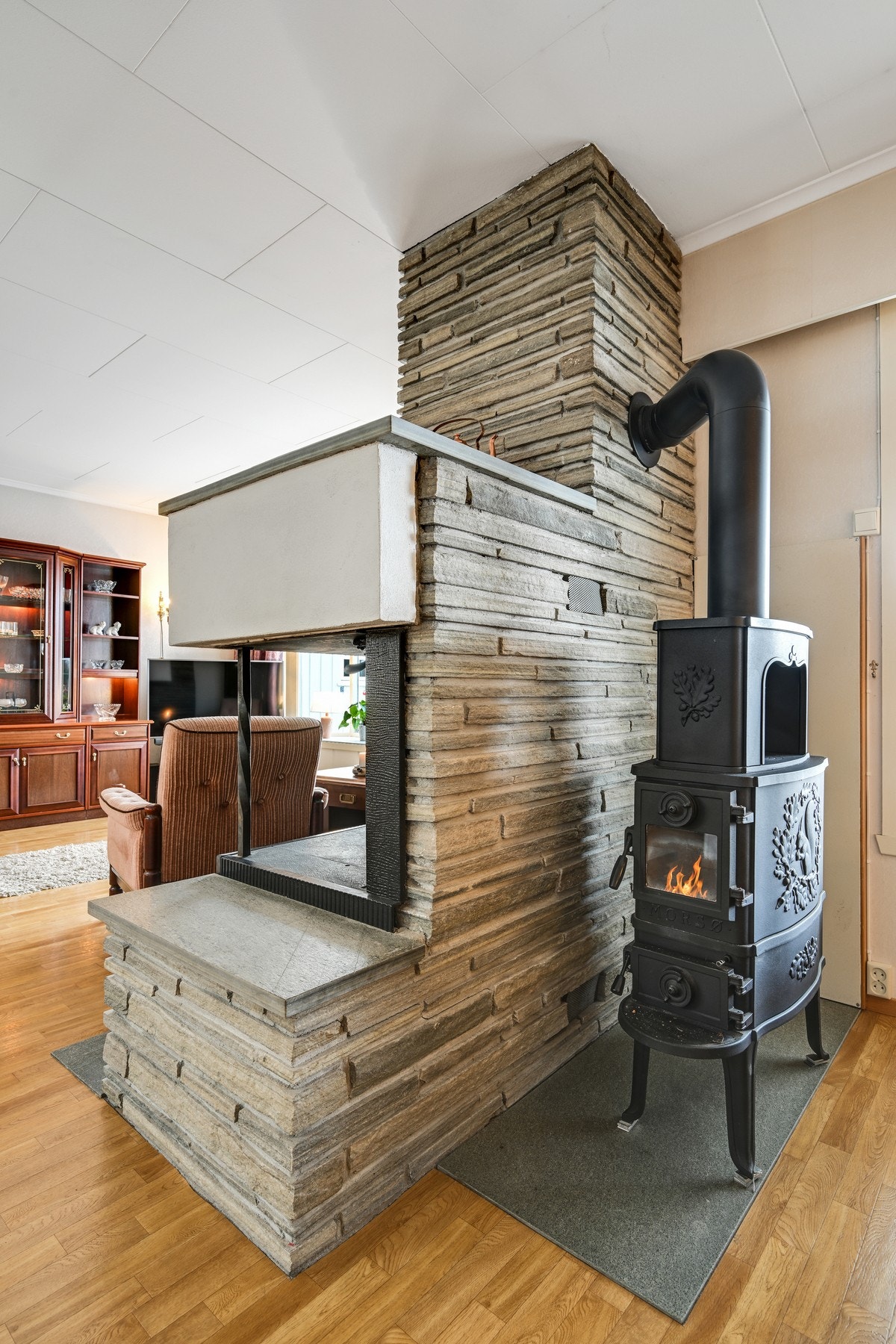 Med både peis, vedovn og varmepumpe i stua er vi klare for en ny vinter Galleribilde