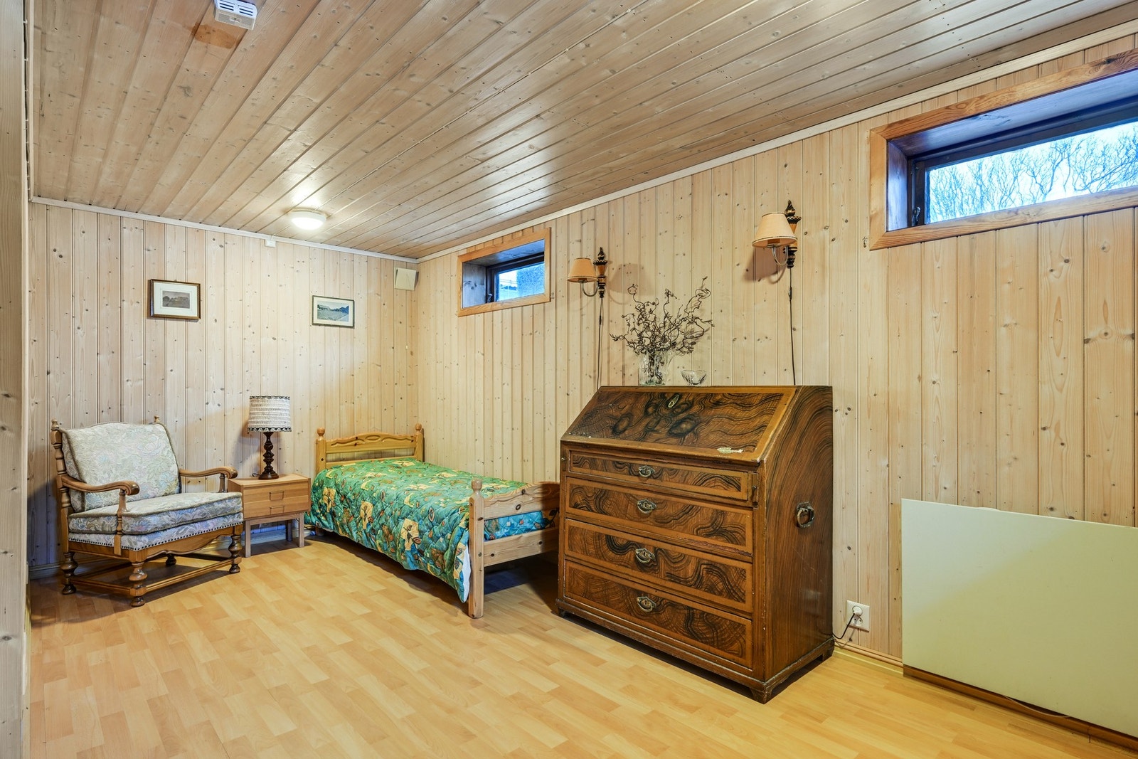 Kjellerstue med vanlige kjelelrvinduer - så ikke godkjent for varig opphold Galleribilde