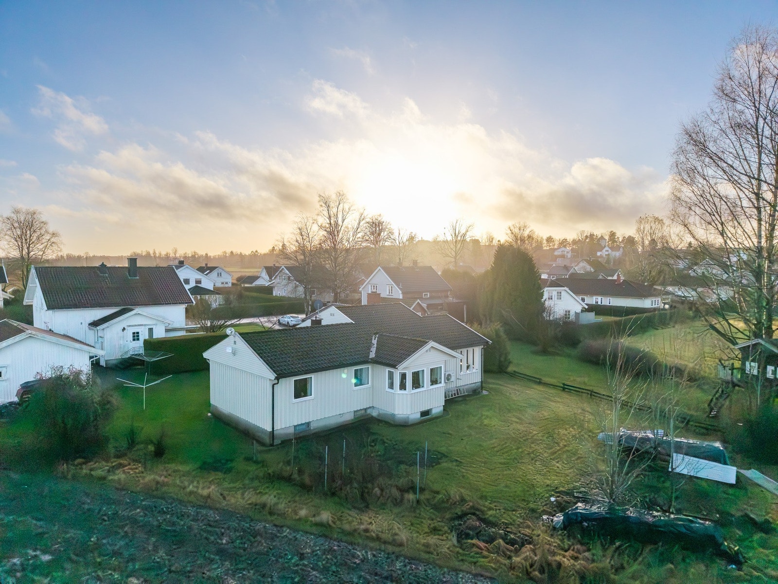 Beliggende i andre rekke og på ca. 1 mål solrik tomt Galleribilde
