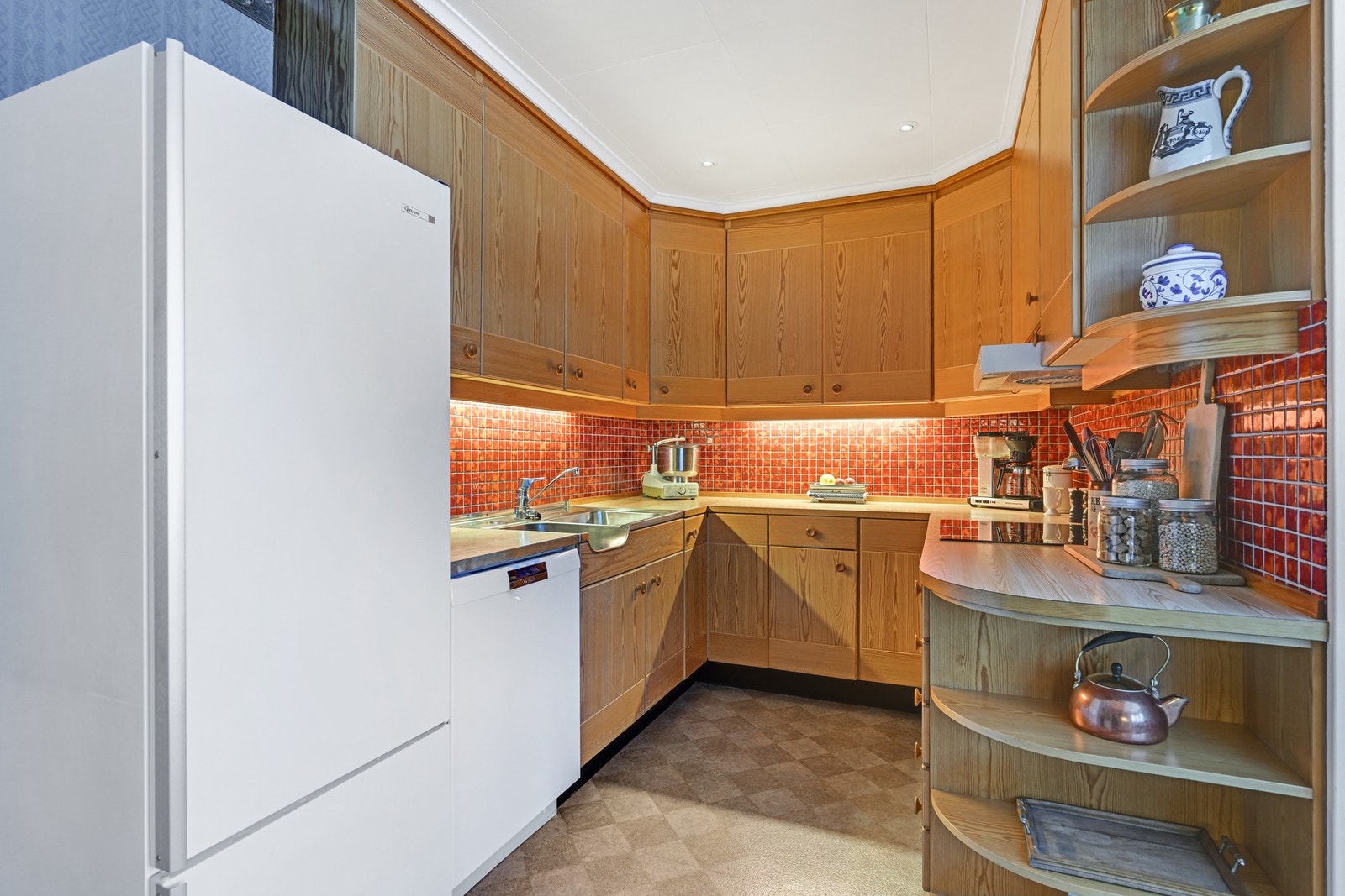 Det er godt med benkeplass på kjøkkenet Galleribilde