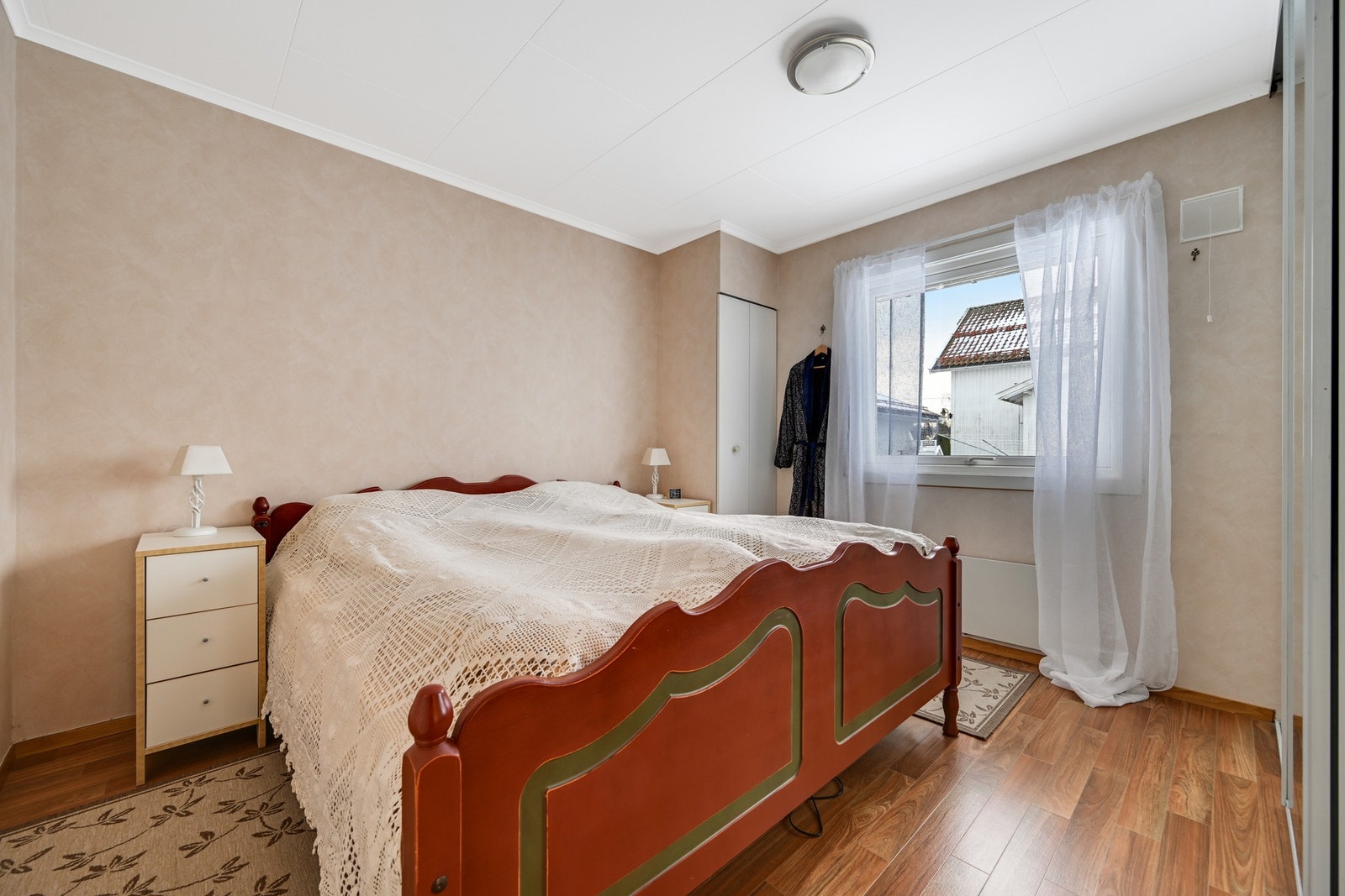 I soveromfløyen finner vi to gode soverom - her ser vi hovedsoverommet Galleribilde