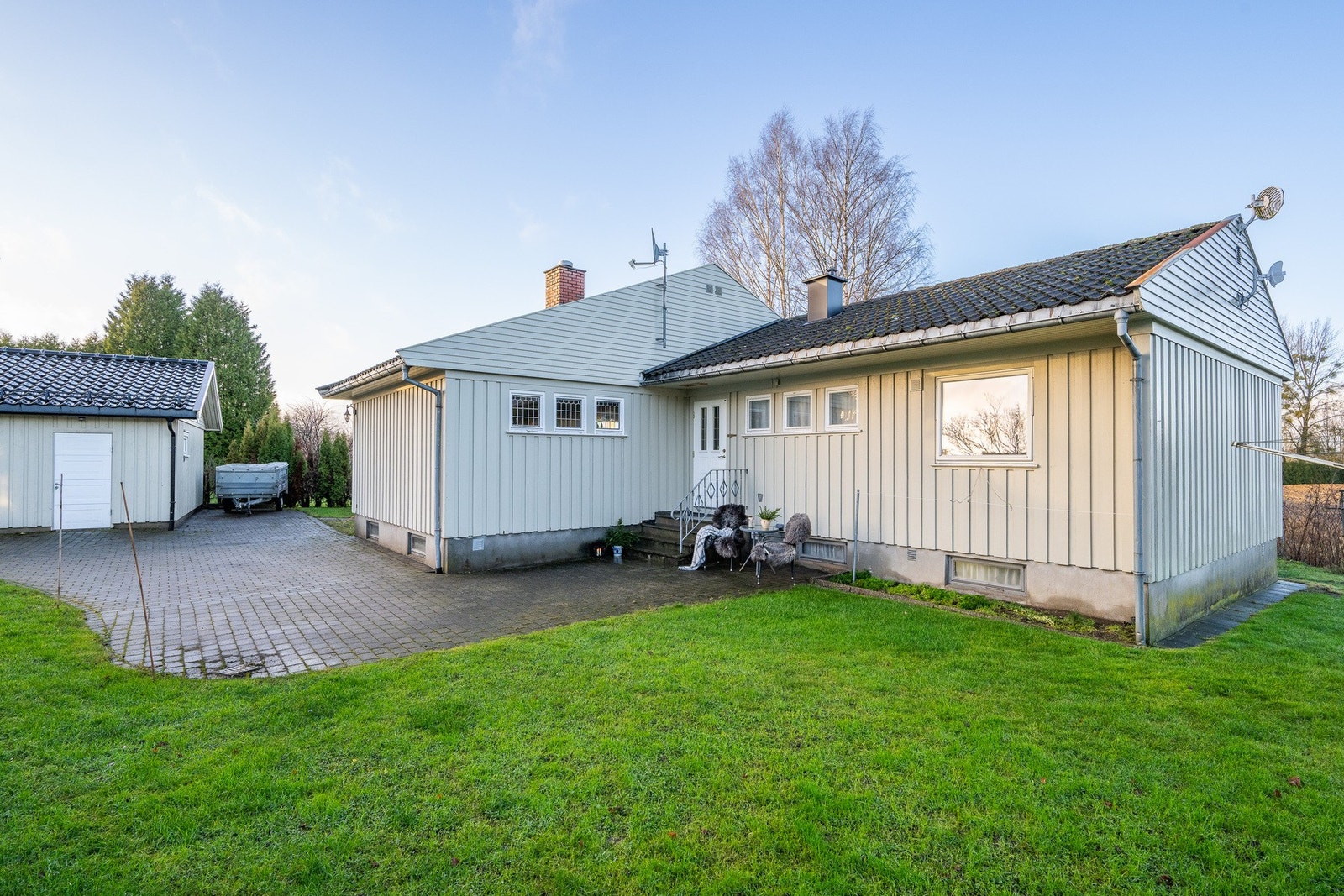 God uteplass til morgenkaffen, i tillegg til ekstra biloppstillingsplass bak garasjen Galleribilde