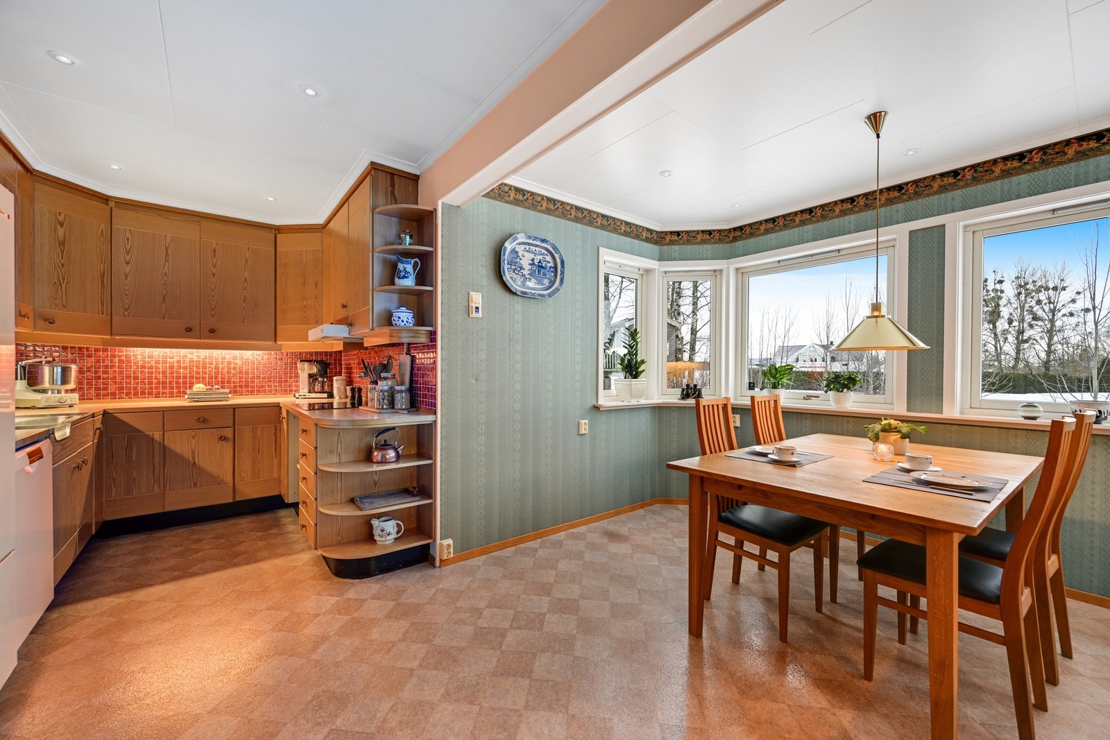 Her er det som vi ser god plass for spisebord og store vindusflater Galleribilde