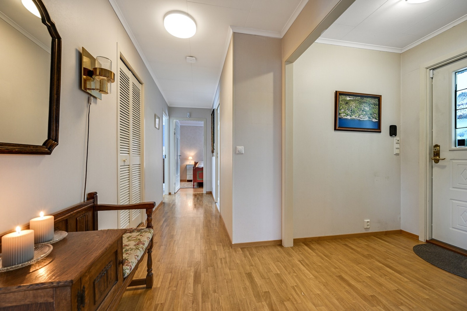 Da er vi i entreen og ser videre mot badet og soverommene Galleribilde