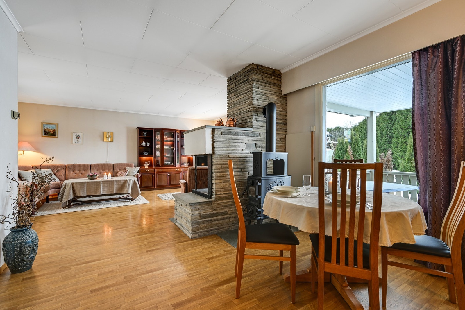 Stor og lys stue med plass for både spisestue og en stor sofagruppe Galleribilde