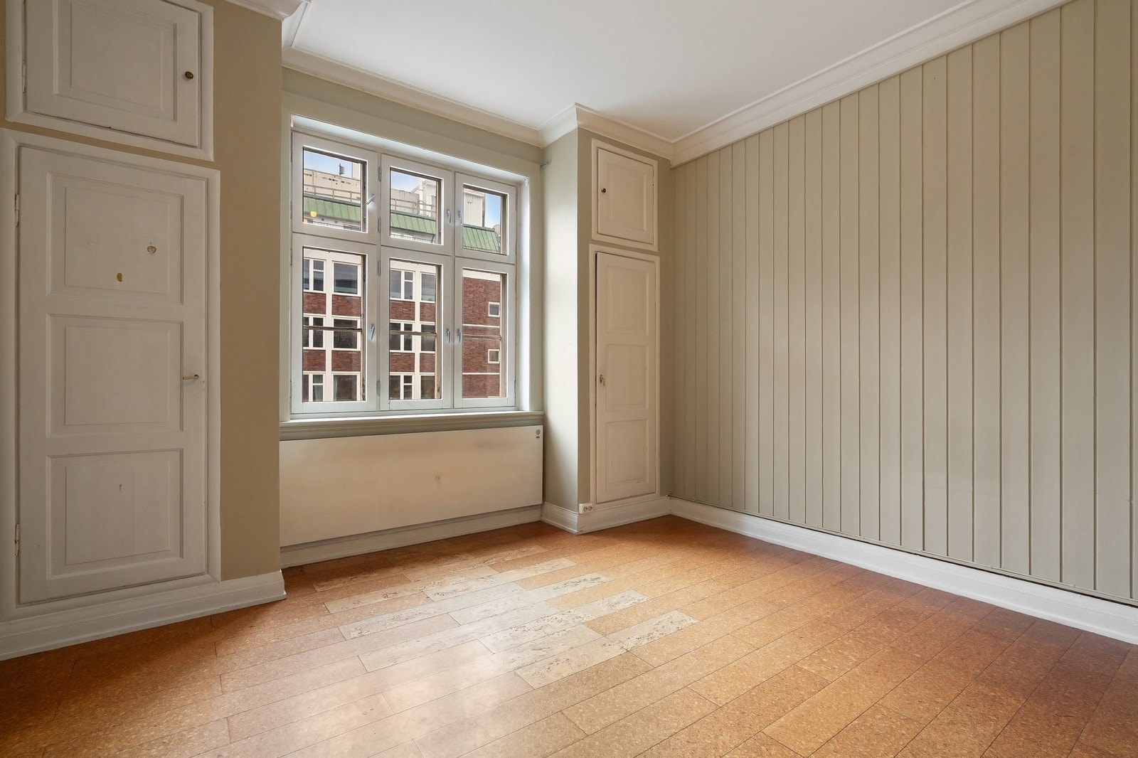 Lyst og romslig soverom med store vindusflater som gir rikelig med naturlig lys. 14 kvm Galleribilde