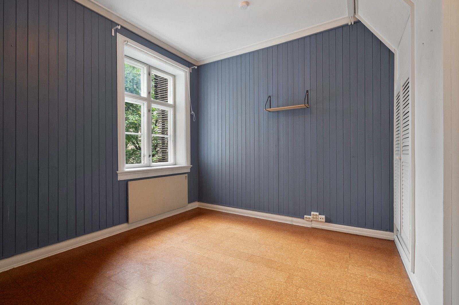 Romslig soverom med høy takhøyde og god plass til oppbevaring.11,5 kvm Galleribilde