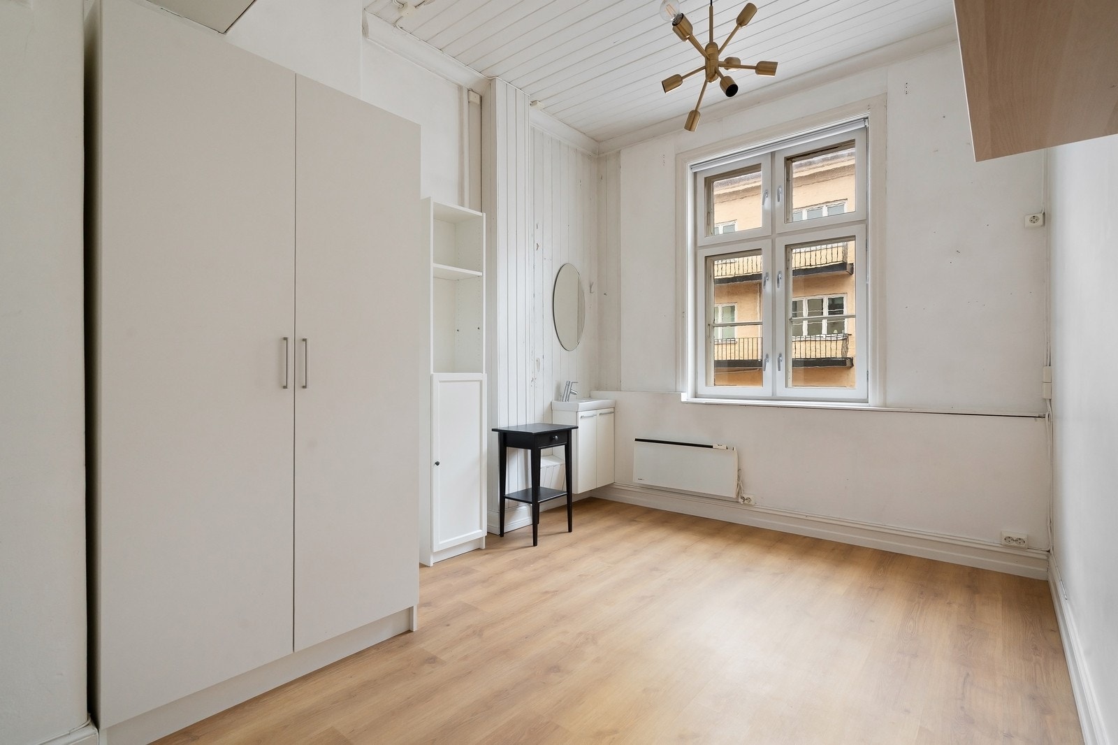 Praktisk soverom med egen vask – ideelt for hybelbruk. Rommet skal males opp. 11,8 kvm Galleribilde