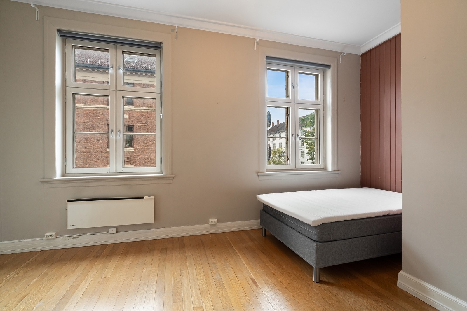 Lyst og romslig soverom med gode muligheter for seng, skrivebord eller oppbevaring. 12 kvm Galleribilde