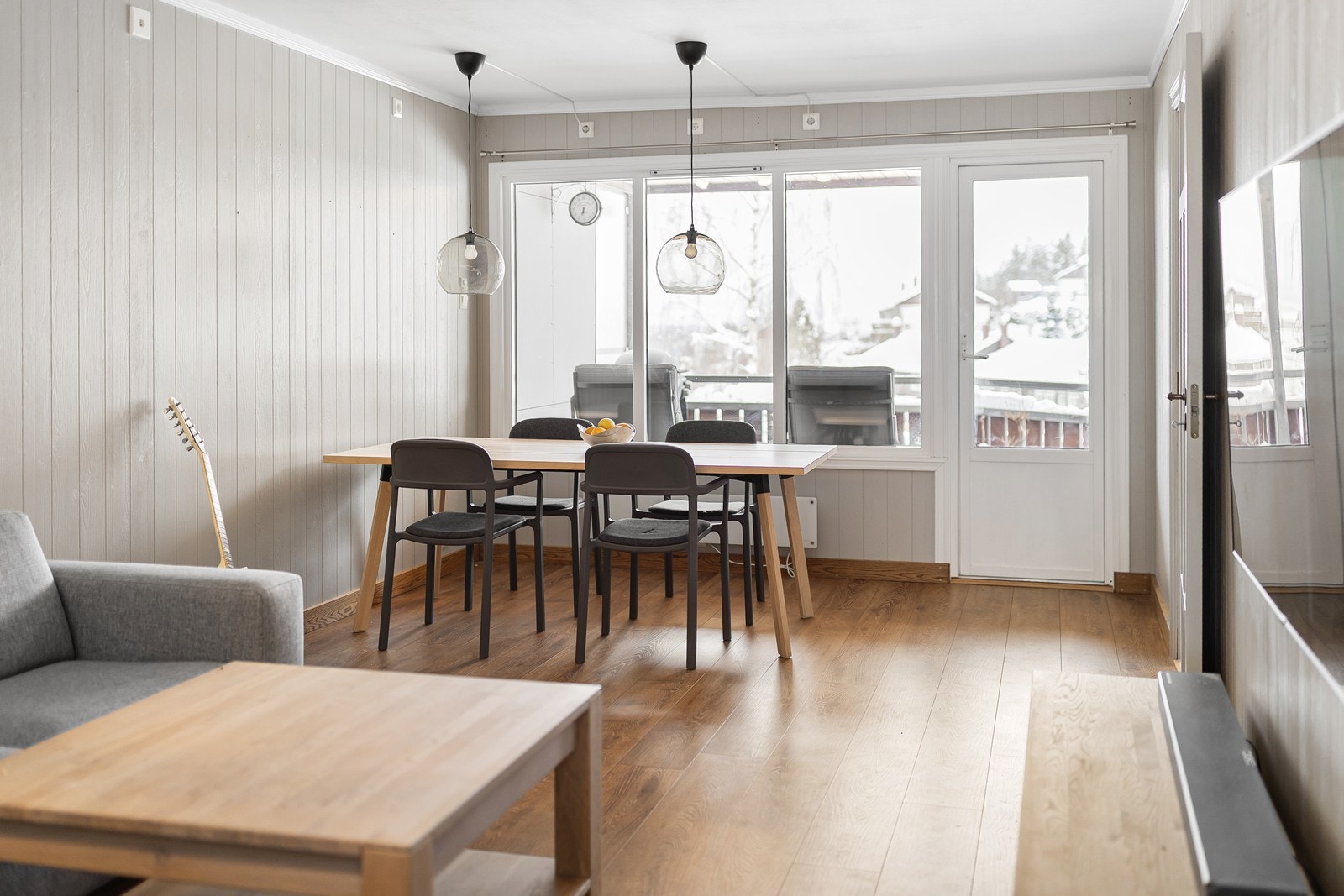 Fra stuen er det utgang til overbygd veranda Galleribilde