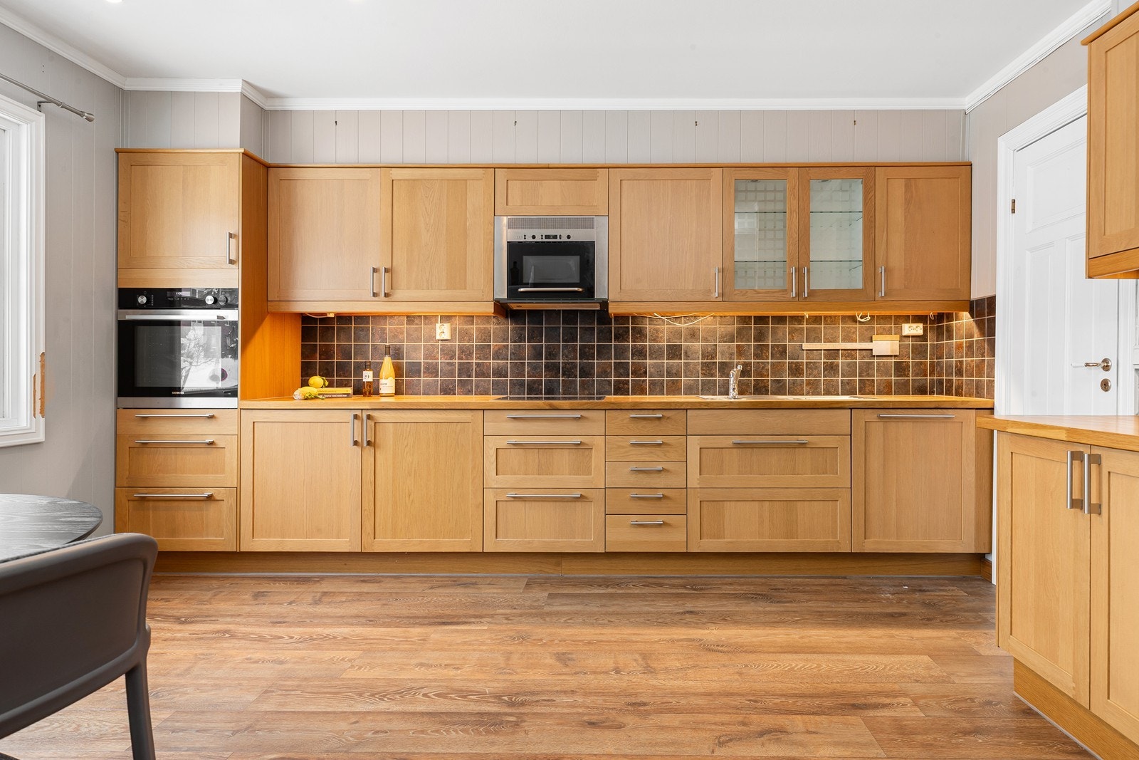 Romslig kjøkken med mye skapplass Galleribilde