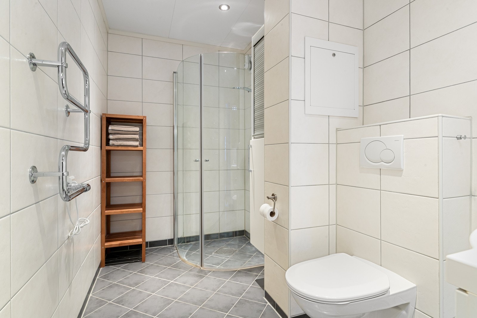 Badet er flislagt med dusjhjørne, bygd i 2011/12 Galleribilde