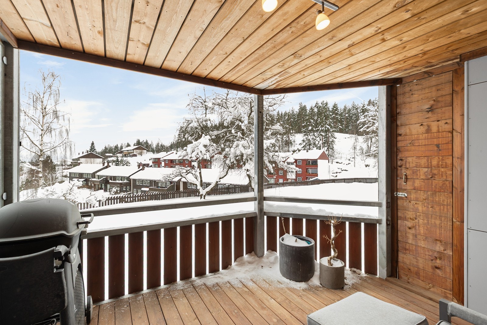 Overbygd veranda med utsikt til Skrim Galleribilde