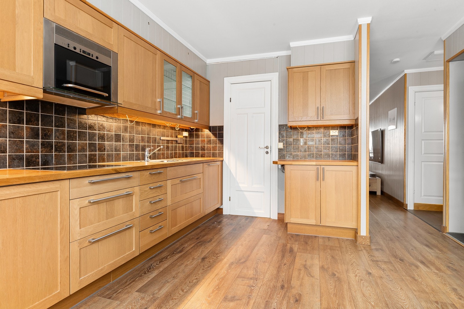 Fra kjøkkenet er det adkomst til vaskerom / bod Galleribilde