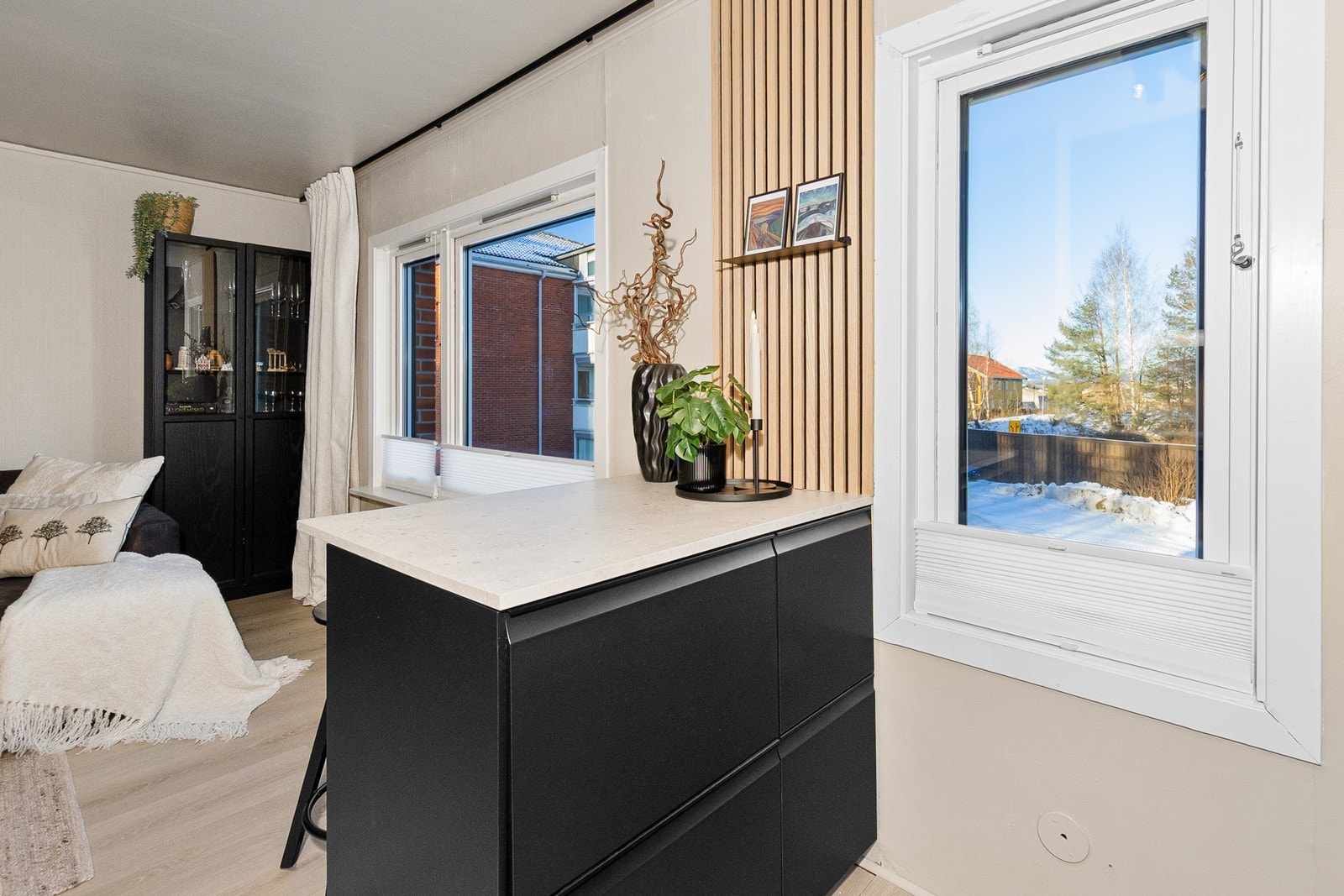 Praktisk kjøkkenøy med stor benkeplate - Perfekt for å innta et lett måltid, bake etc. Galleribilde