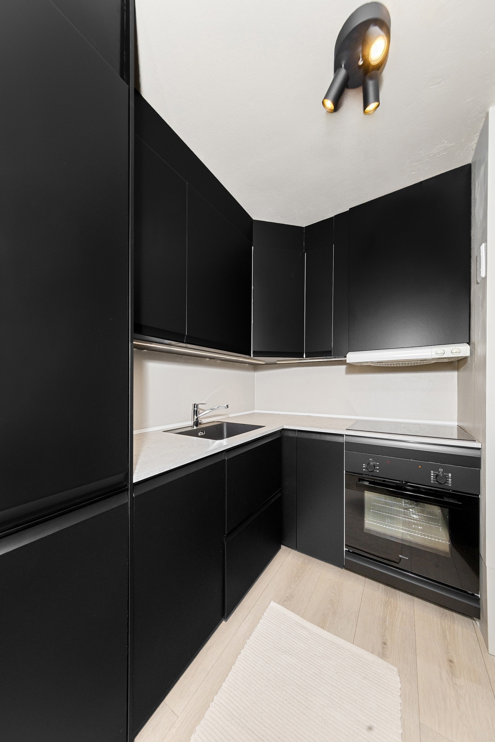 Integrerte hvitevarer medfølger: Platetopp, stekeovn, kjøl/frys og oppvaskmaskin Galleribilde