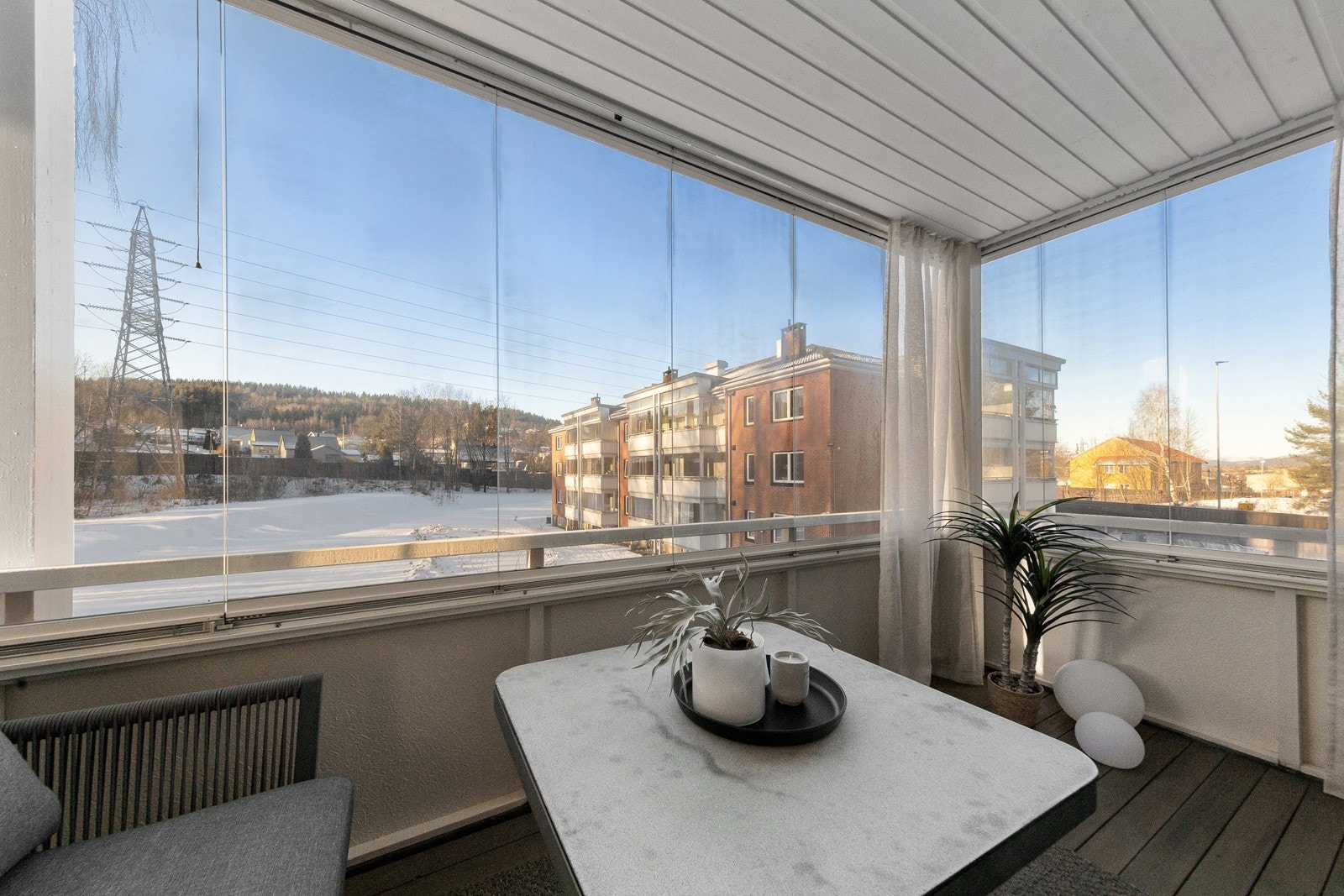 Gulvet på balkongen er beiset i 2025. Tak og vegger er malt i 2025 Galleribilde