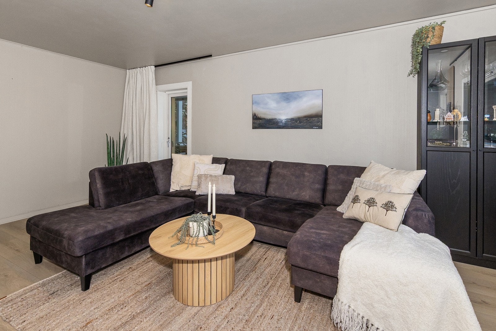 Stue/kjøkken, entre og soverom har nye Berry Alloc laminatgulv i 2025 Galleribilde