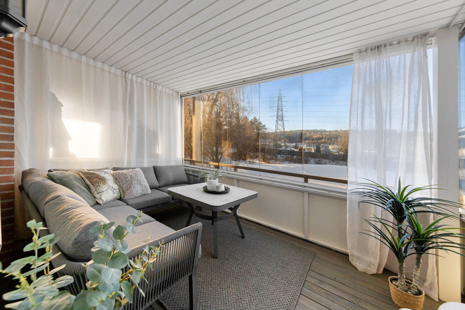 Romslig og innbydende innglasset balkong med kveldssol - Et ekstra rom store deler av året Galleribilde