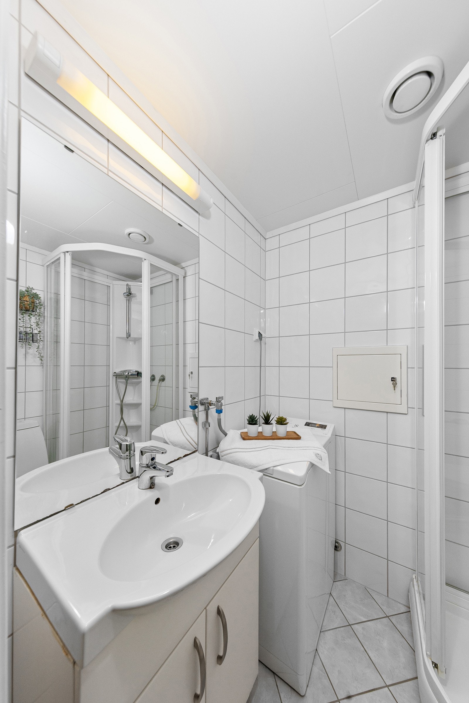 Flislagt bad med varmekabler - Renovert i regi av borettslaget i 2009 Galleribilde