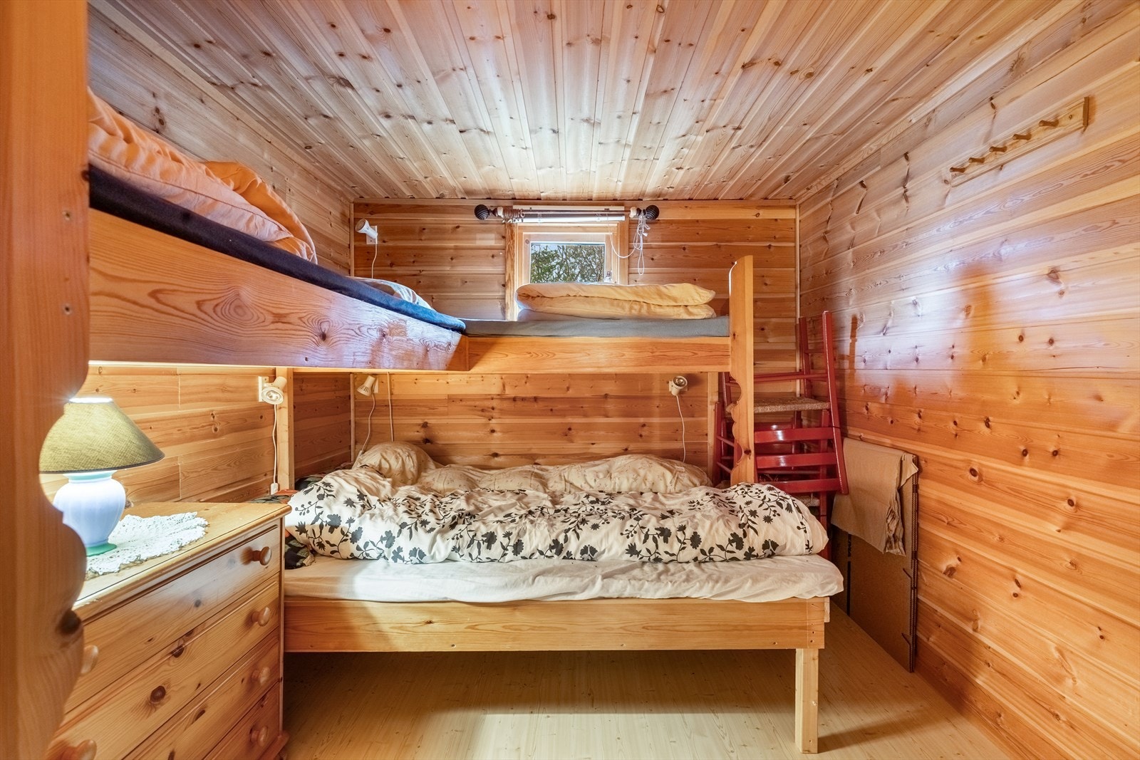 Rom med fastmonterte senger Galleribilde