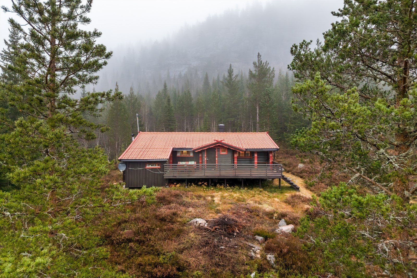 Hytta ligger i naturskjønne omgivelser og har romslig terrasse Galleribilde