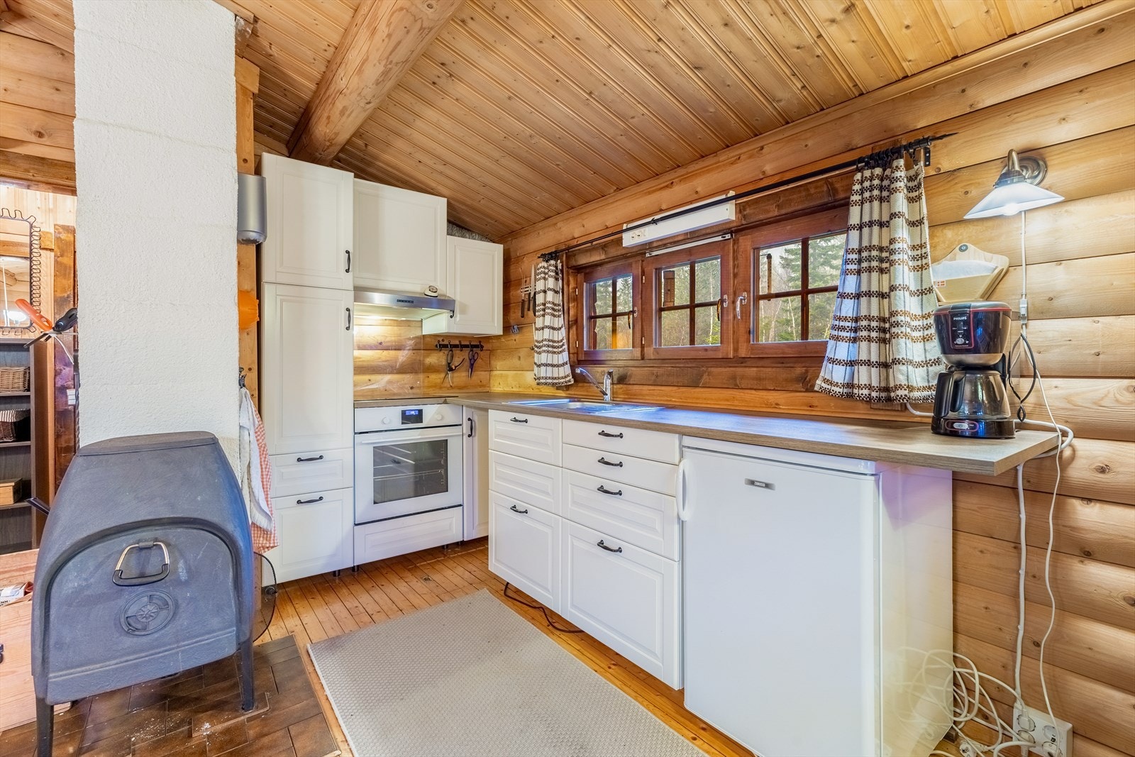 Kjøkkenet har integrert koketopp og stekeovn Galleribilde