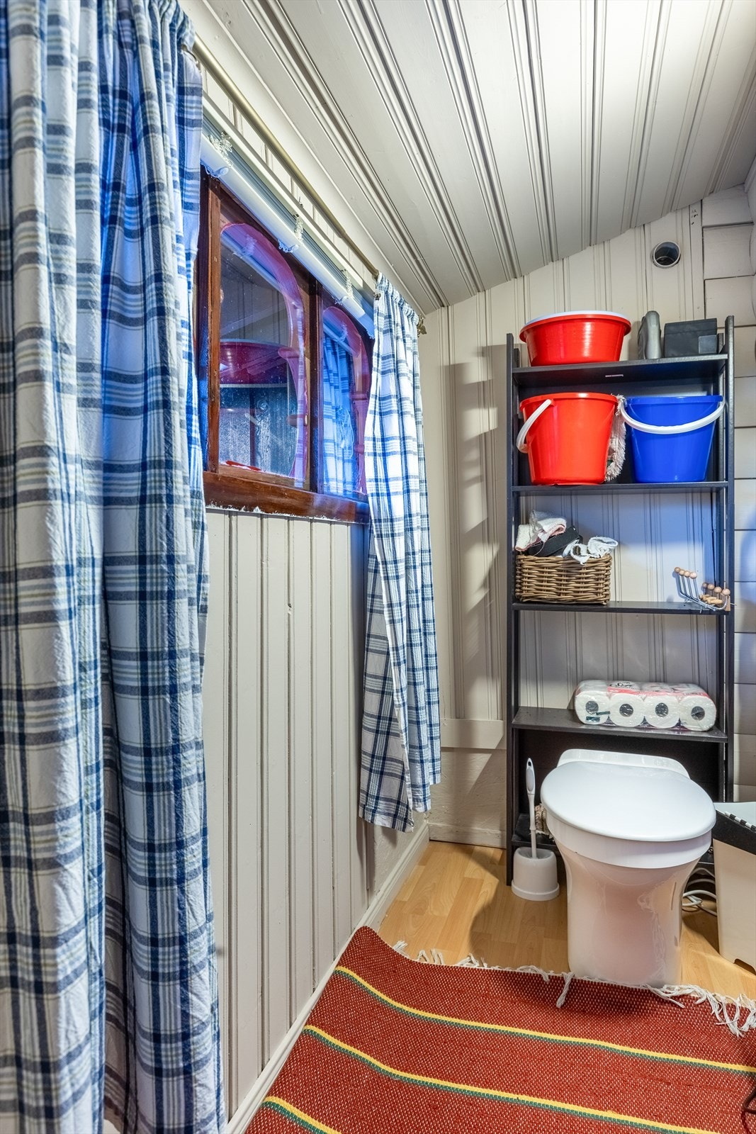 Toalettrom med komposteringstoalett Galleribilde