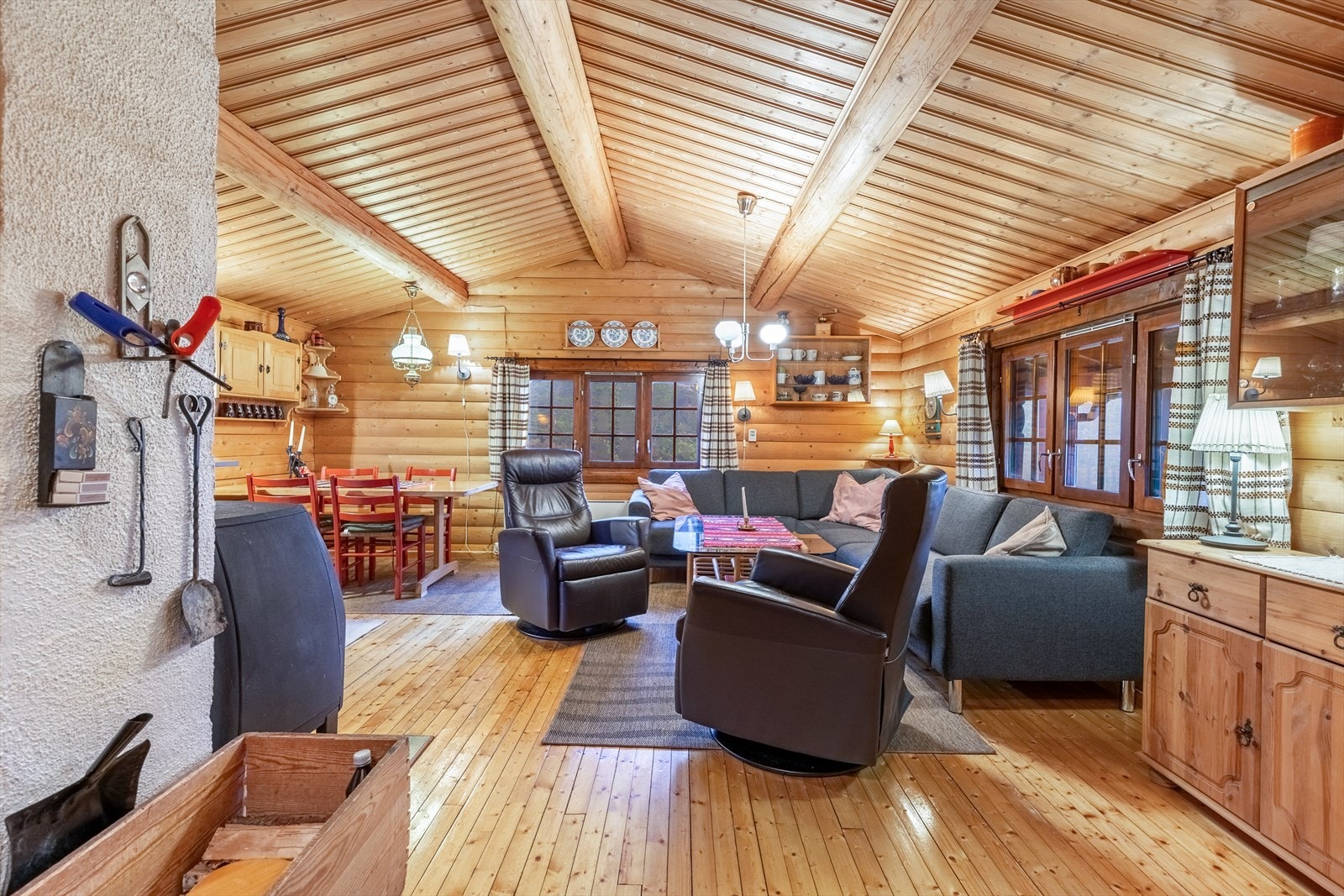 God plass til sofagruppe og spisebord i stue Galleribilde