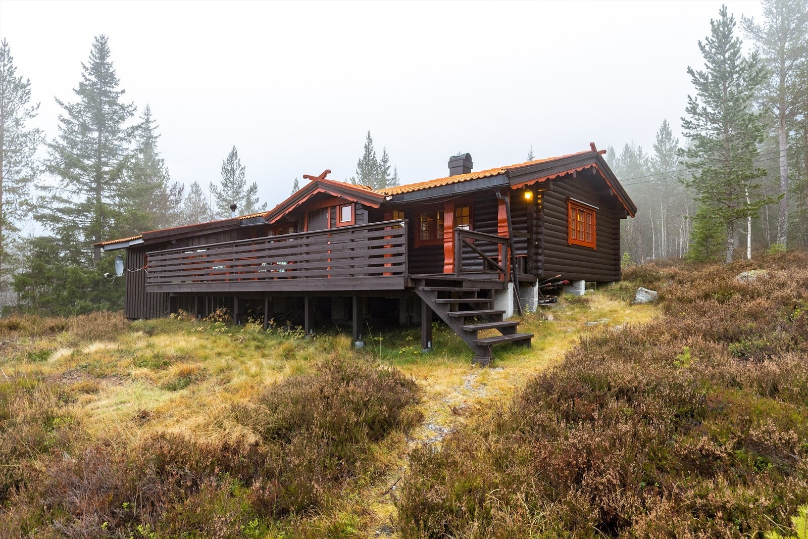 Hytta ligger i usjenerte omgivelser og har fantastiske turområder rett utenfor døren Galleribilde