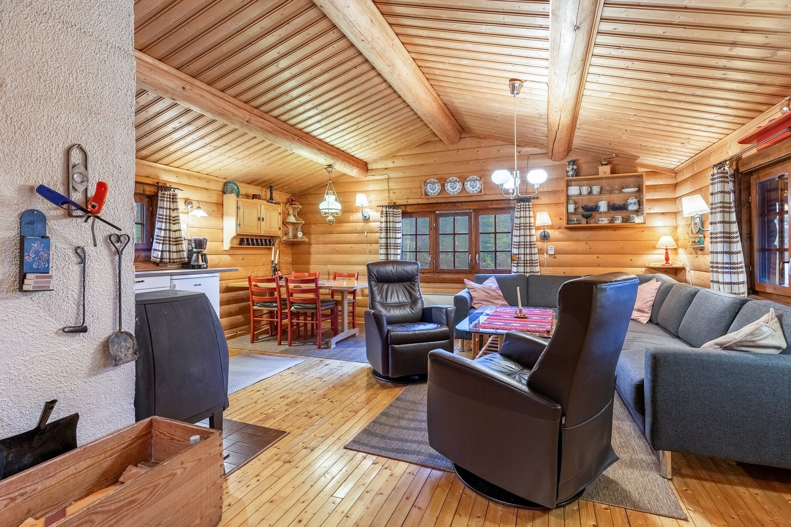 Lun og koselig stue med vedovn Galleribilde