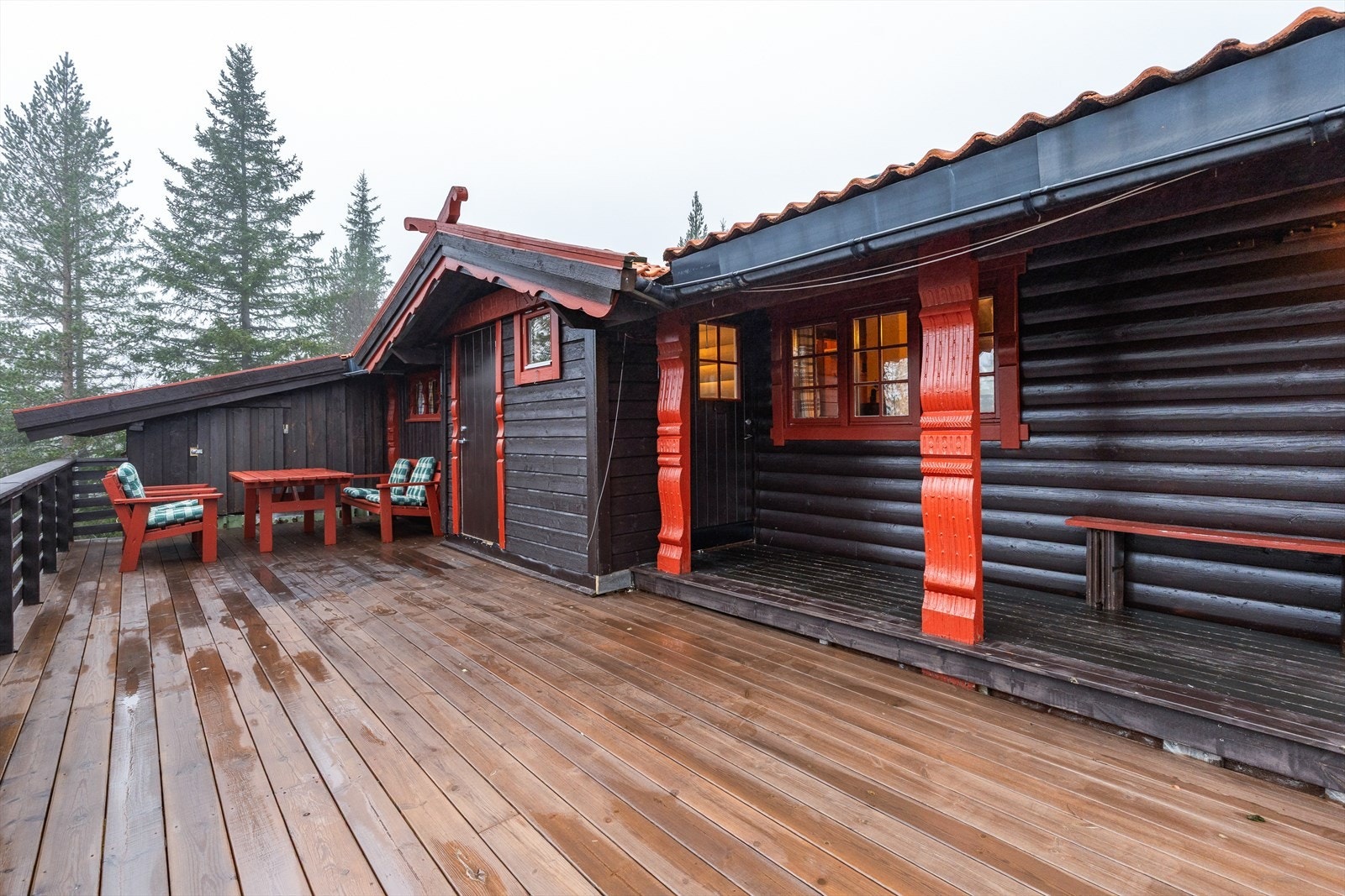 Overbygd inngangsparti og praktisk bod Galleribilde