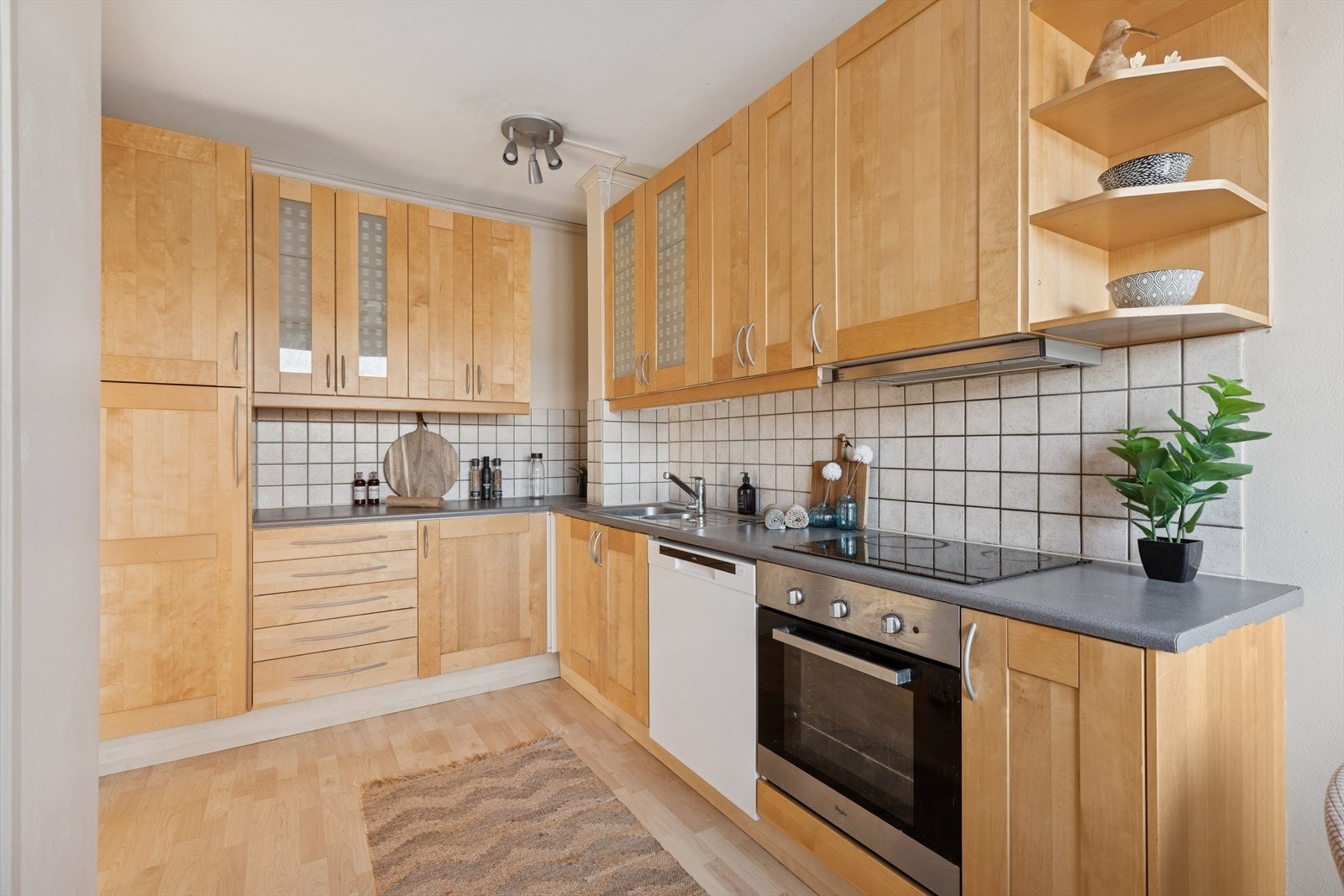 Det er avsatt nisje hvor det er satt inn oppvaskmaskin Galleribilde