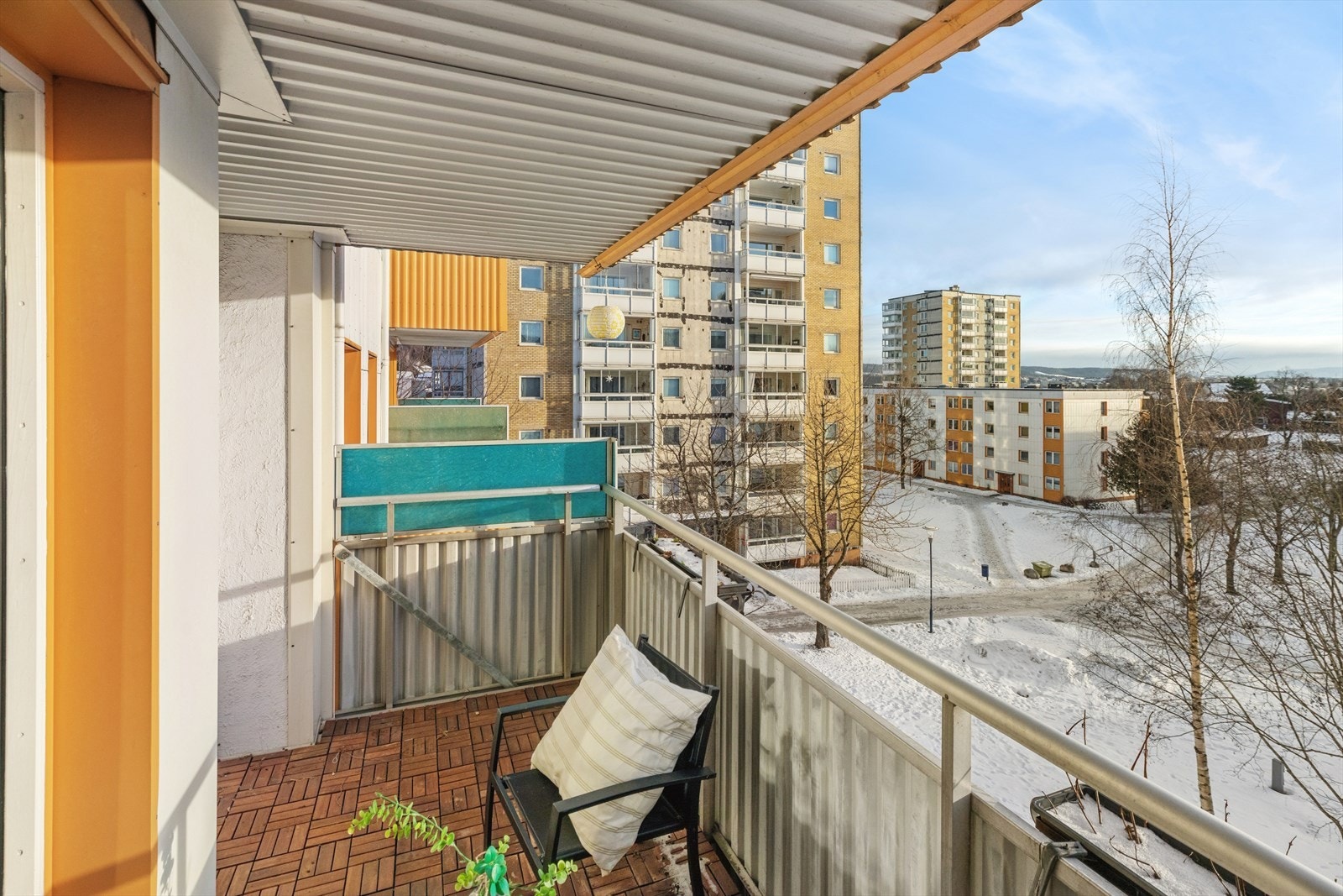 Gulvdekket på balkongen er belagt med trefliser, og det er god plass til ønsket utemøblement Galleribilde