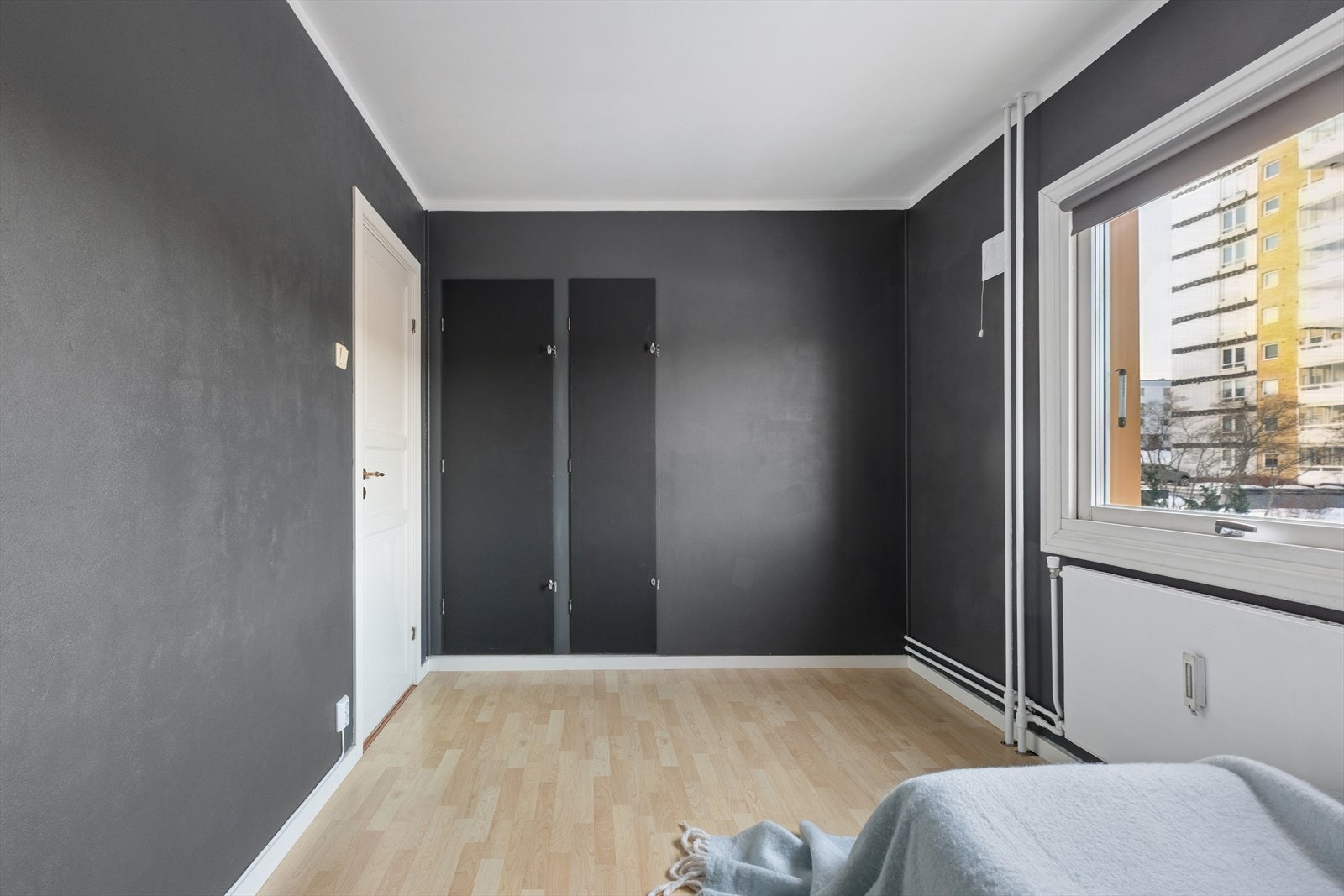 Her finner man oppbevaringsplass i originale plassbygde skap Galleribilde