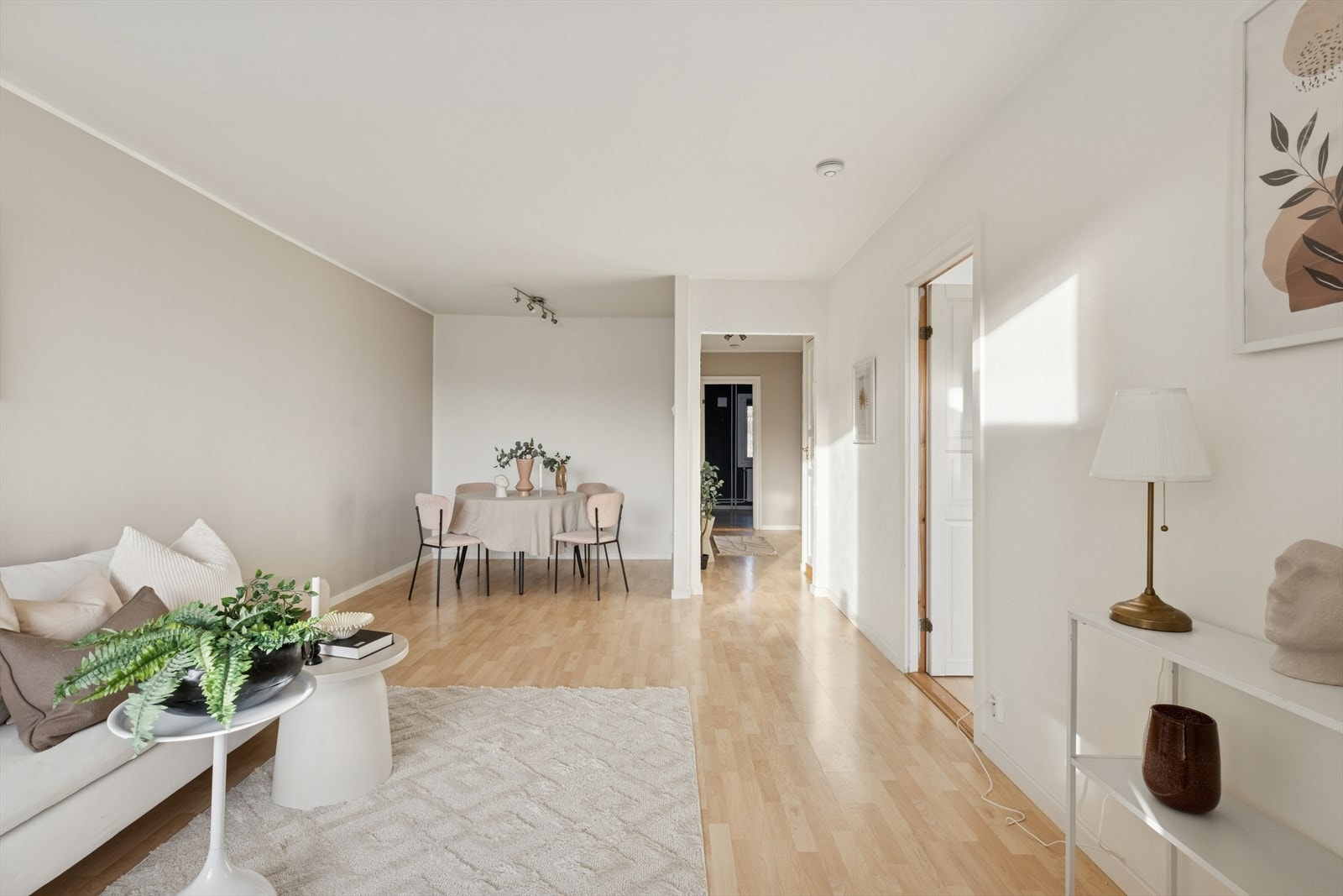 Store vindusflater sørger for godt med naturlig lysinnslipp inn i rommet Galleribilde