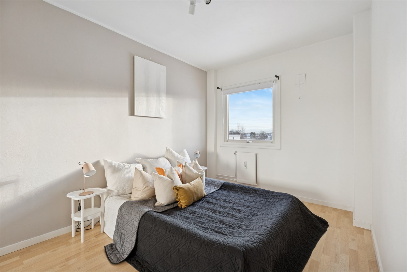 Det største soverommet med adkomst fra stuen kan fint innredes med dobbeltseng, tilhørende nattbord og mediemøbler Galleribilde