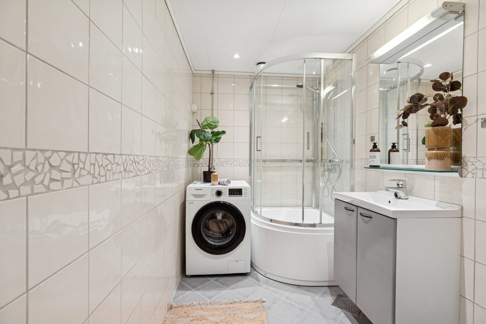 Vaskemaskinen medfølger leiligheten og er av merket Samsung kjøpt i mai 2023 Galleribilde