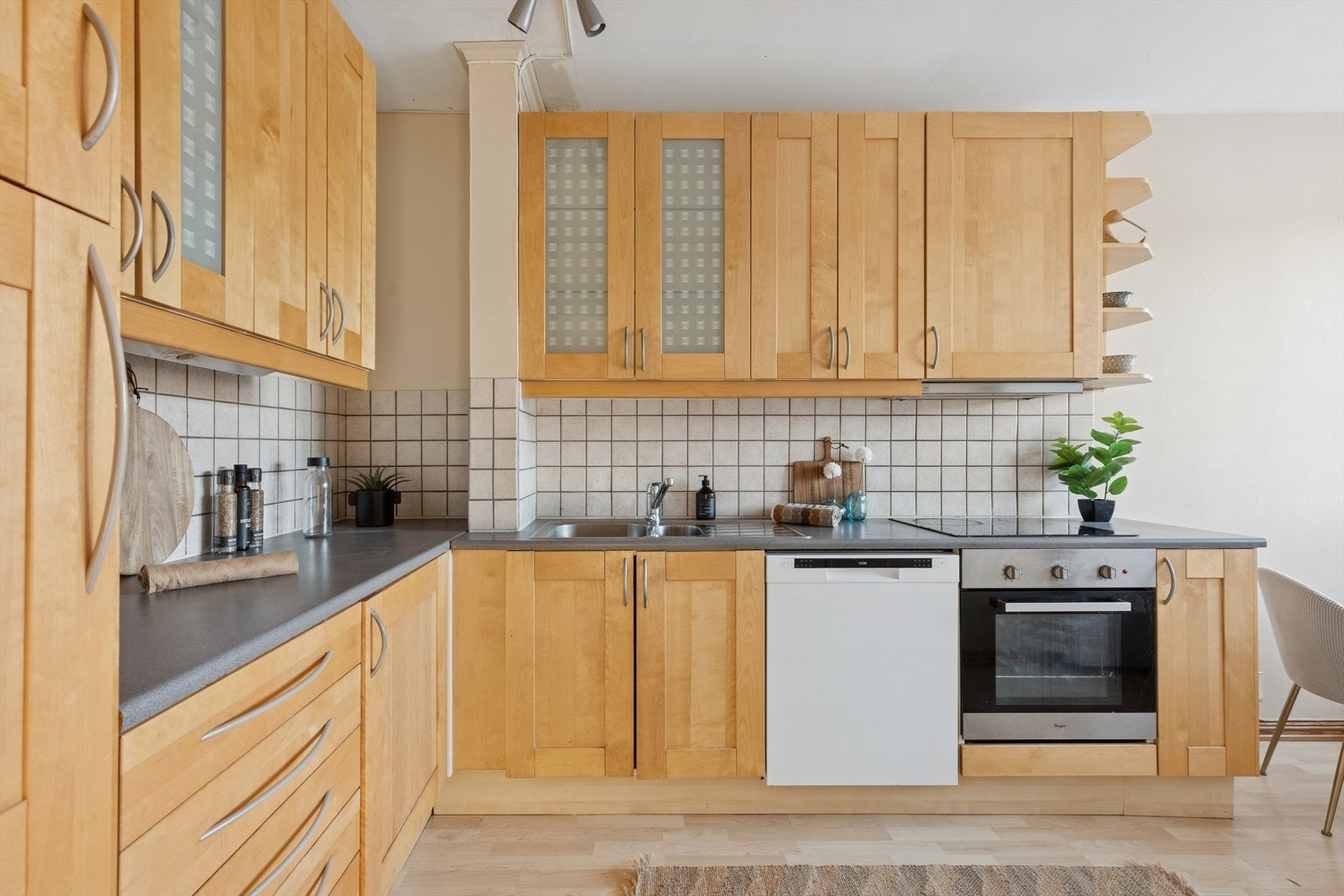 Videre har leiligheten et separat og romslig kjøkken som innehar godt med både skap- og benkeplass Galleribilde