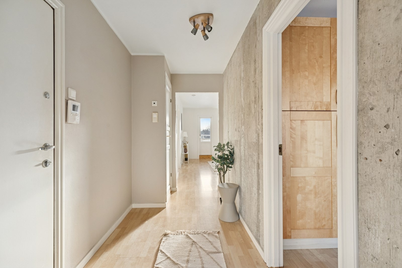 Leiligheten har en pen og innbydende entré som avgir et godt førsteinntrykk når man kommer inn Galleribilde