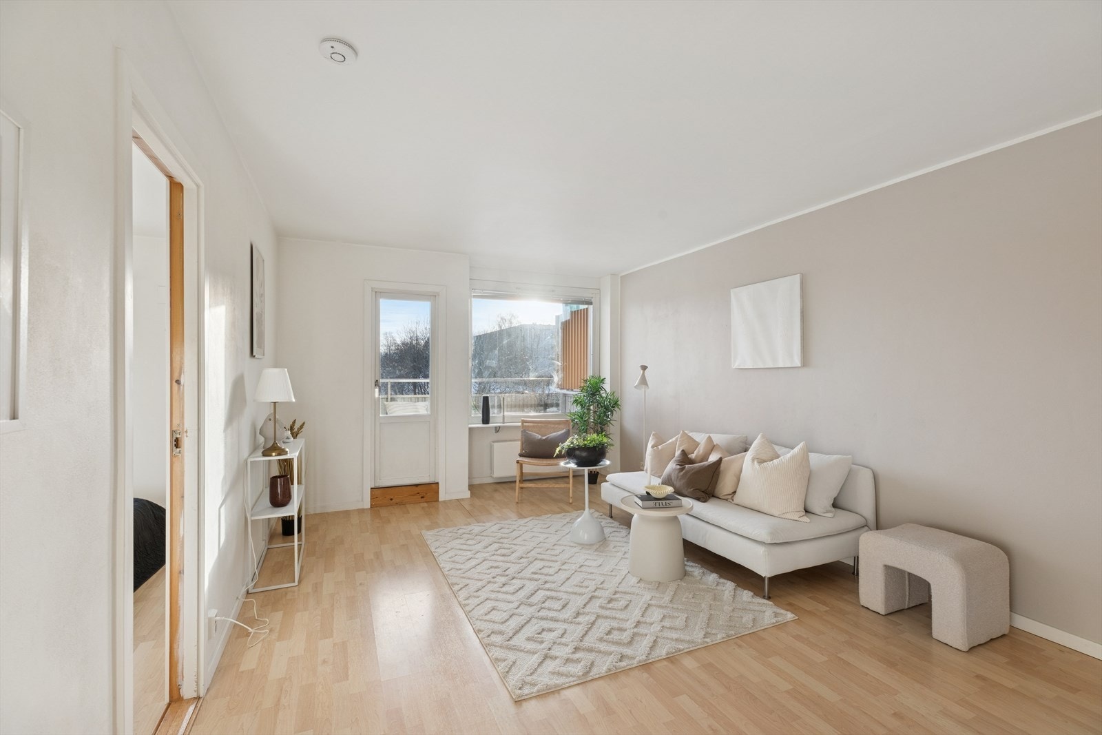 Stuen har en fin utforming som gir rom for flere naturlige møbleringssoner Galleribilde