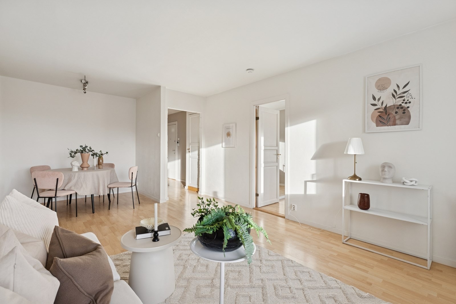 Her er det god plass til en sofagruppe, stuebord, mediemøbler og en spisestue Galleribilde