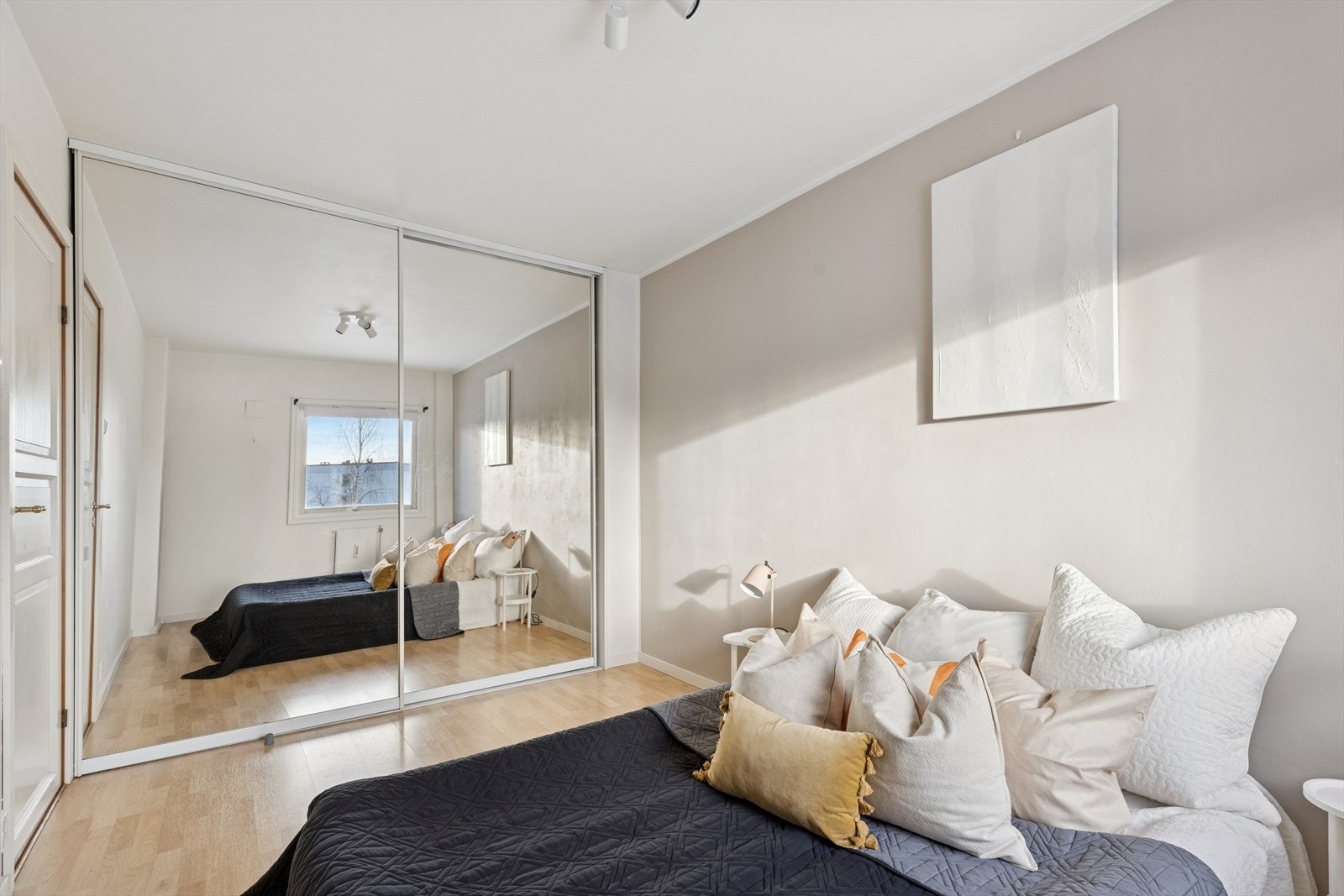 Her har man i tillegg en romslig skyvedørsgarderobe med speilfronter som går langs hel vegg Galleribilde