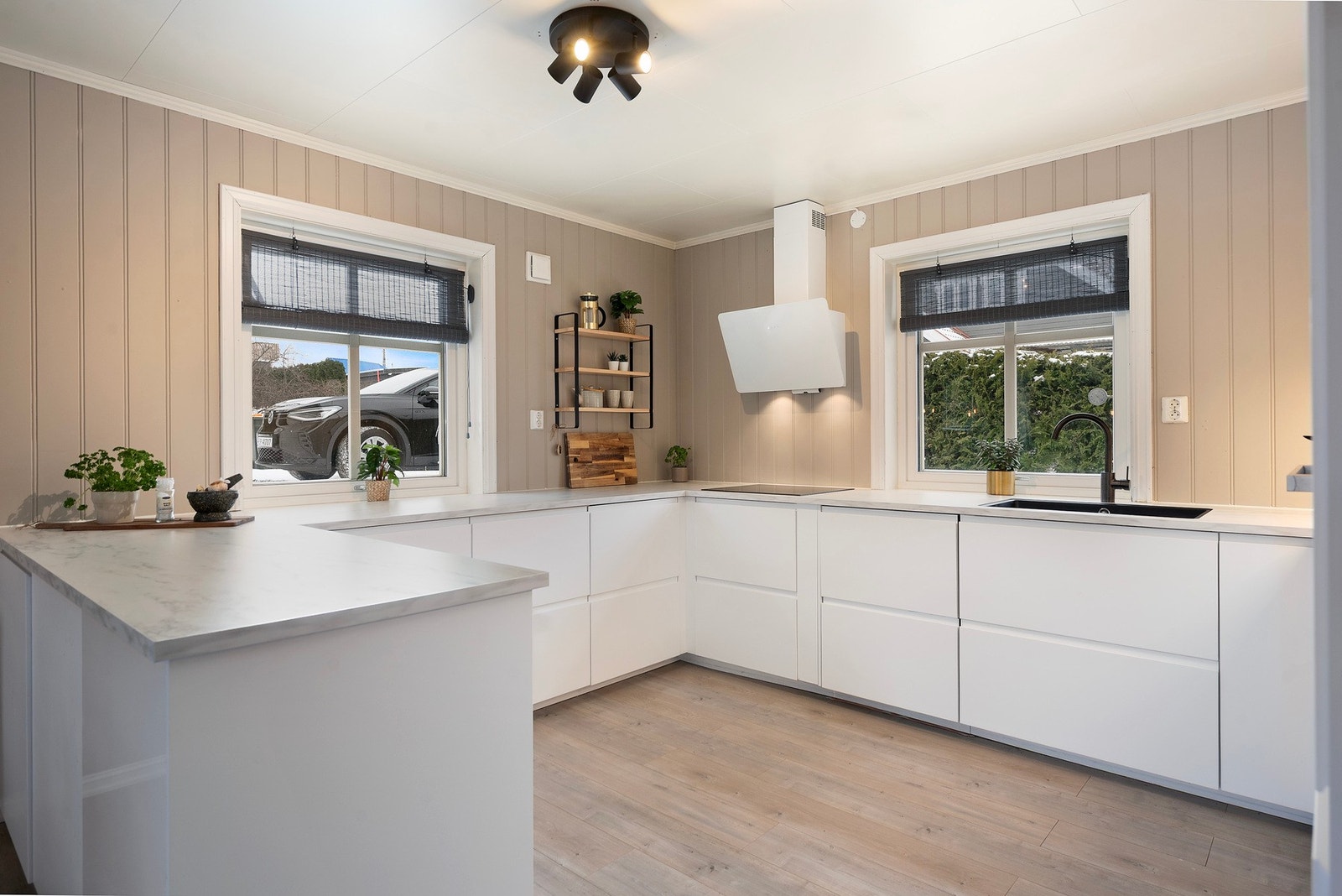 På kjøkkenet har du lys glatt innredning og god plass i skap og på kjøkkenbenken Galleribilde