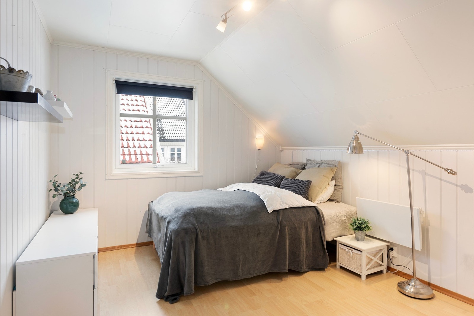 Her har du plass til stor seng, kontorplass, klesoppbevaring og personlige eiendeler Galleribilde