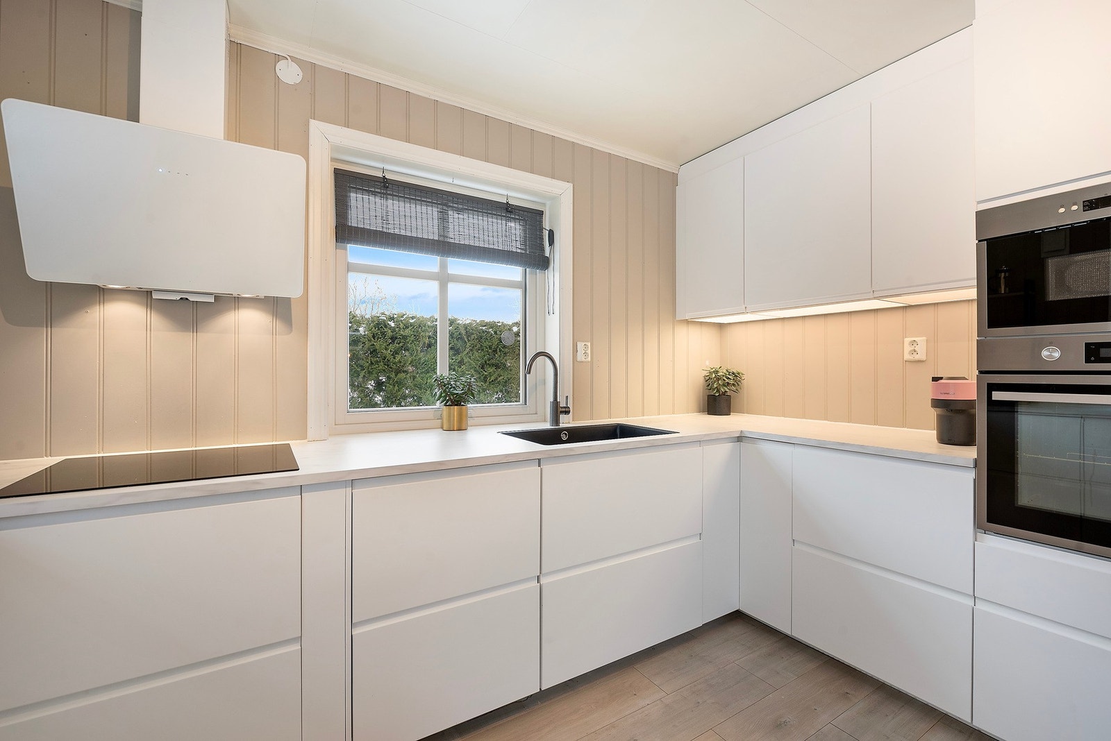 Med hvitevarer integrert blir det rene, ryddige og helhetlige utseendet bevart Galleribilde